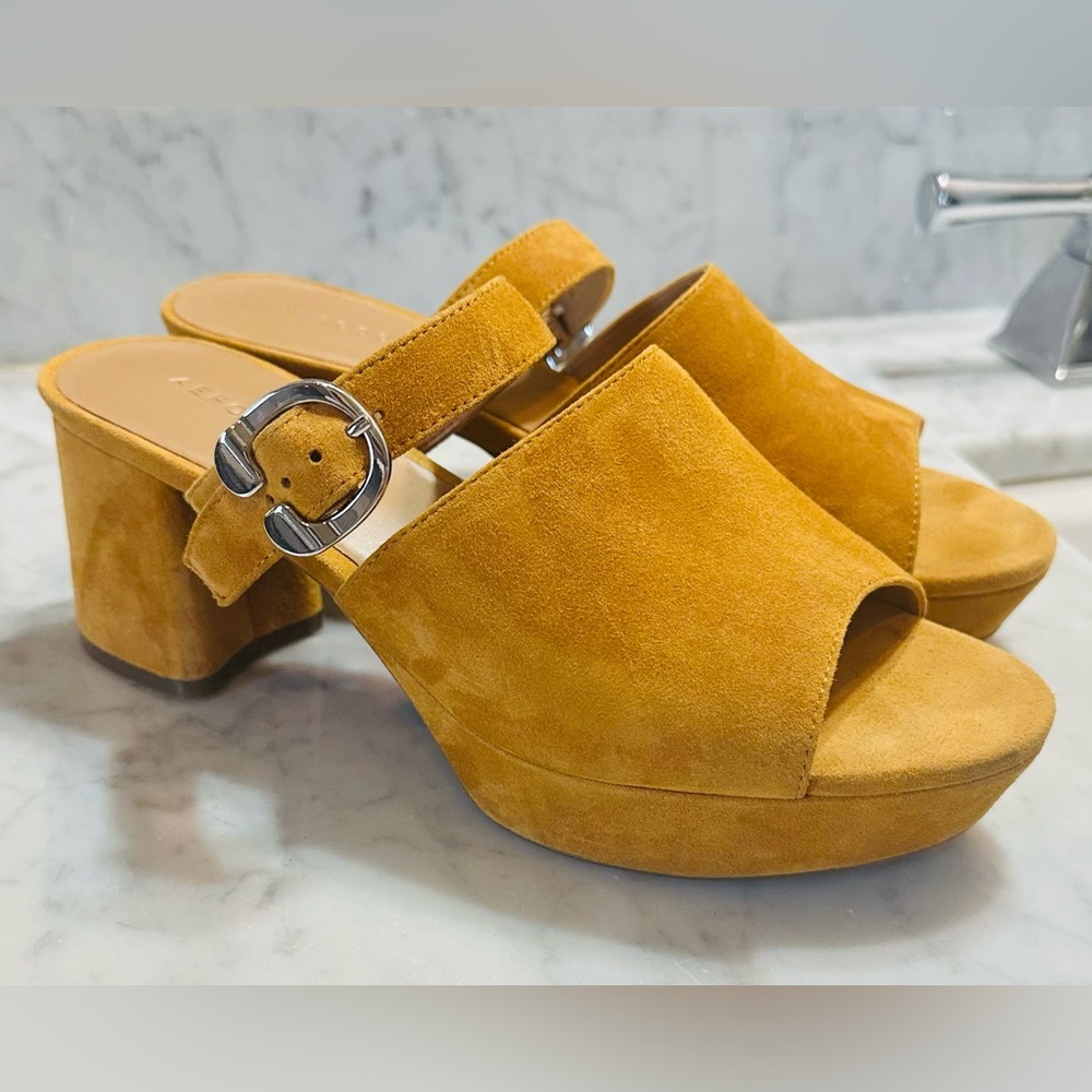 Sz 8 Aerosoles platform heel. Cognac/mustard